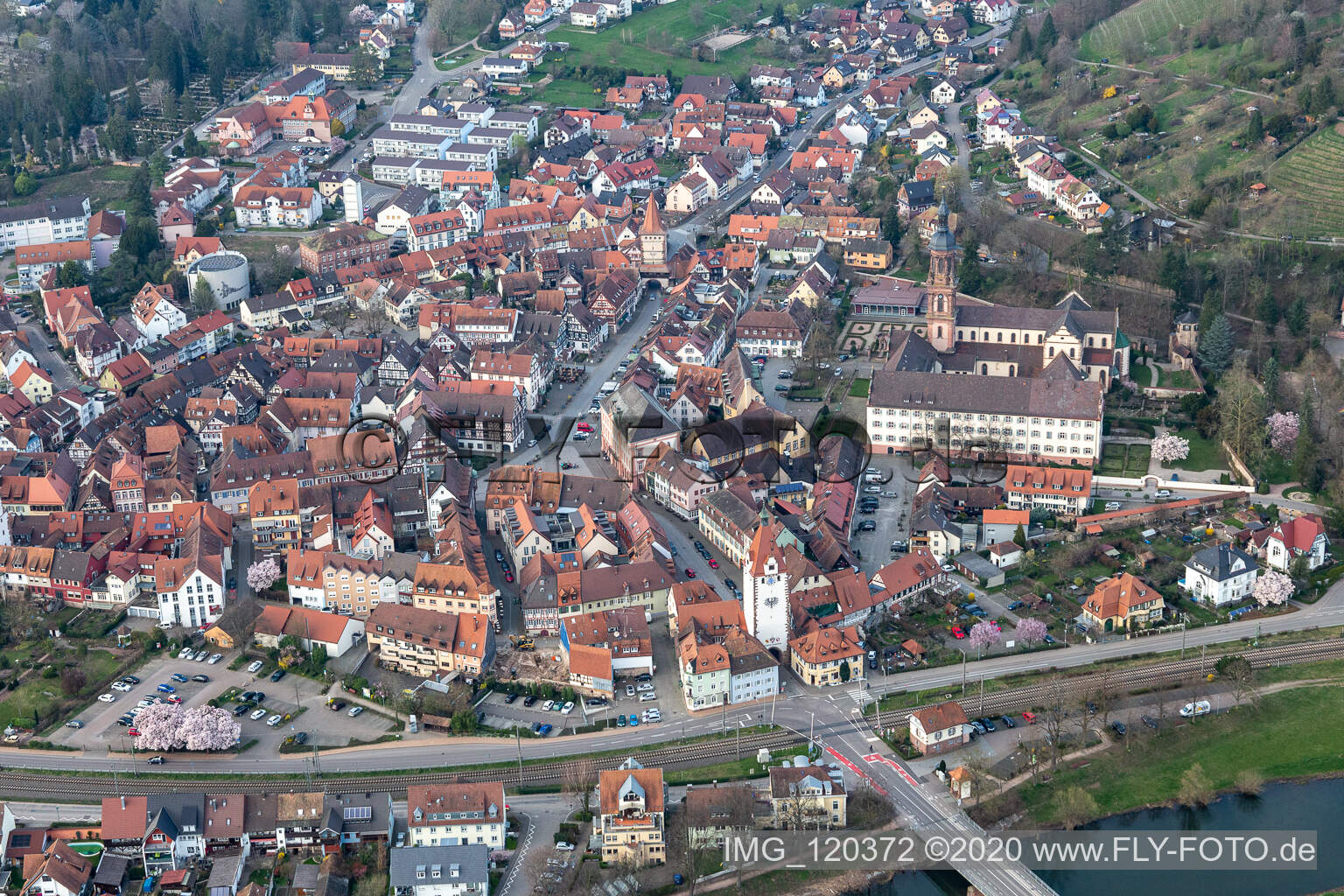 Luftbild von Ortschaft an den Fluss- Uferbereichen der Kinzig in Gengenbach im Bundesland Baden-Württemberg, Deutschland