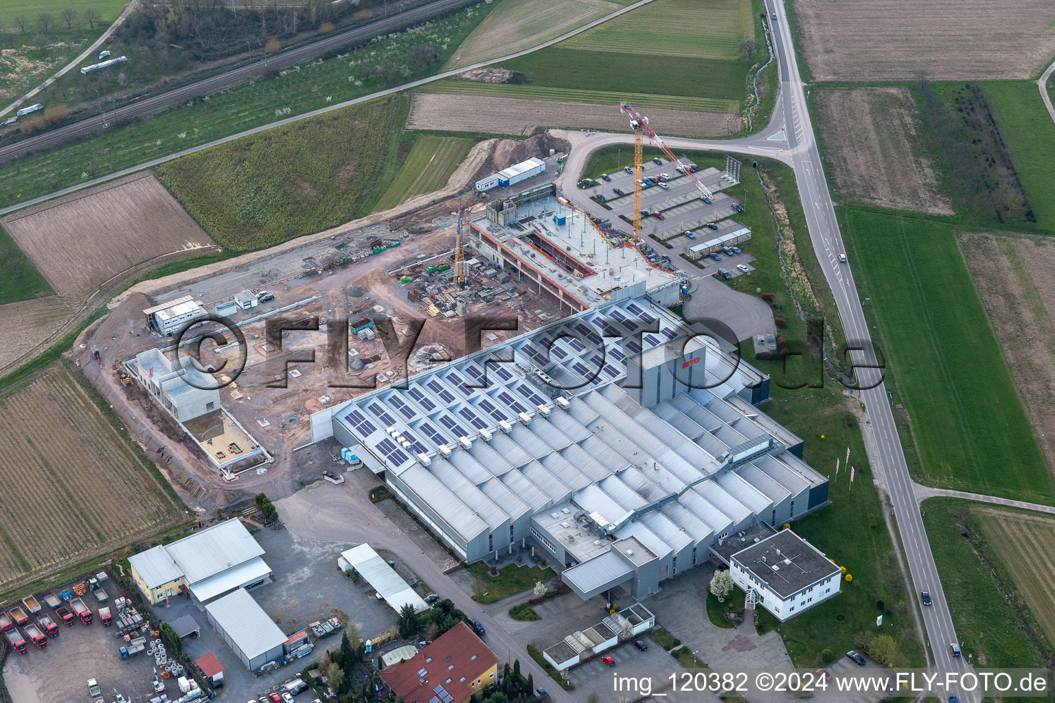 Neubau- Baustelle zur Erweiterung der Gebäude und Produktionshallen auf dem Werksgelände der WTO GmbH in Ohlsbach im Ortsteil Ebersweier im Bundesland Baden-Württemberg, Deutschland