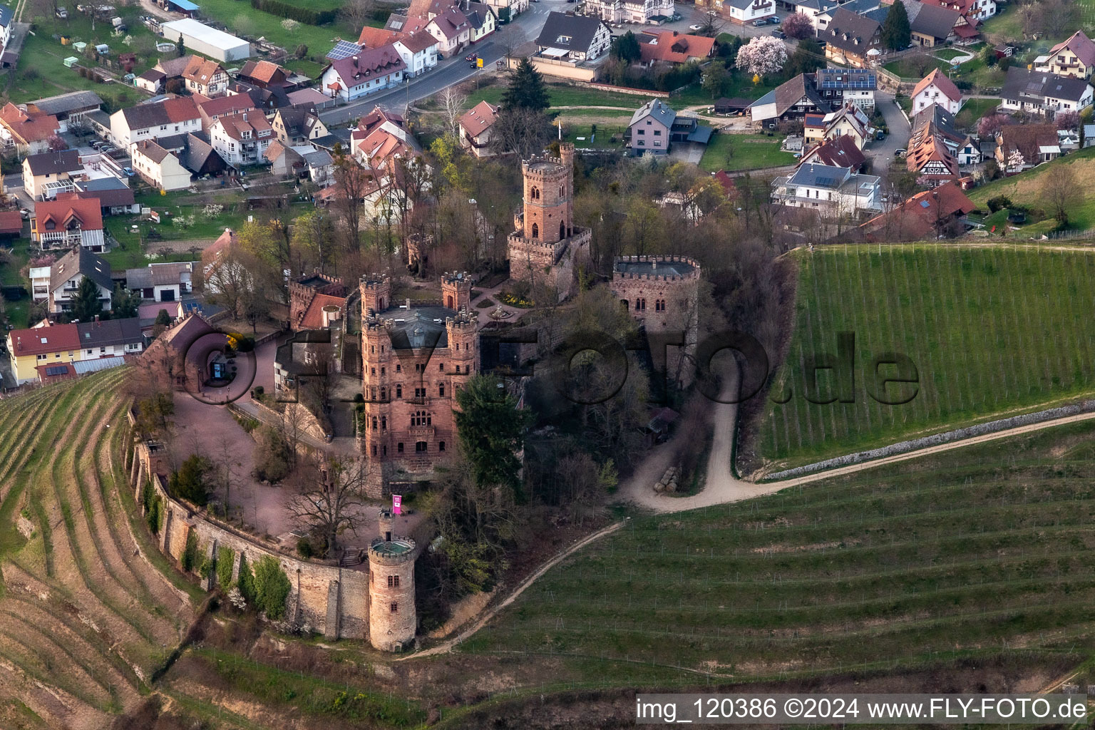 Schrägluftbild von Gebäude der Jugendherberge Schloss Ortenberg in Ortenberg im Bundesland Baden-Württemberg, Deutschland