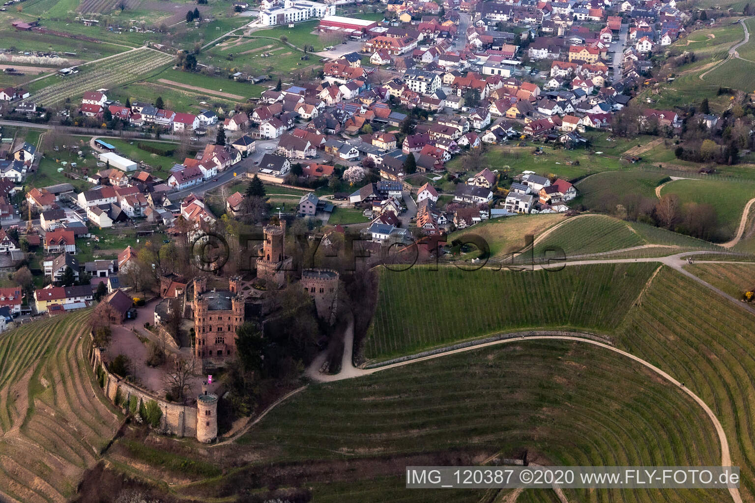 Schrägluftbild von Schloss Ortenberg im Bundesland Baden-Württemberg, Deutschland