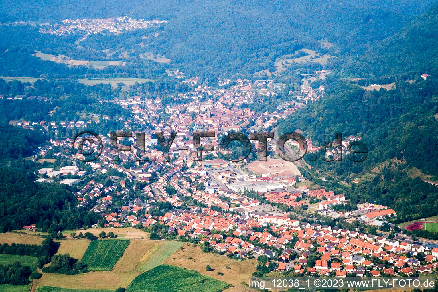 Annweiler am Trifels im Bundesland Rheinland-Pfalz, Deutschland aus der Vogelperspektive