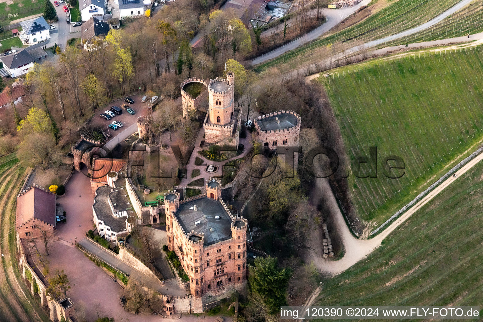 Gebäude der Jugendherberge Schloss Ortenberg in Ortenberg im Bundesland Baden-Württemberg, Deutschland von oben