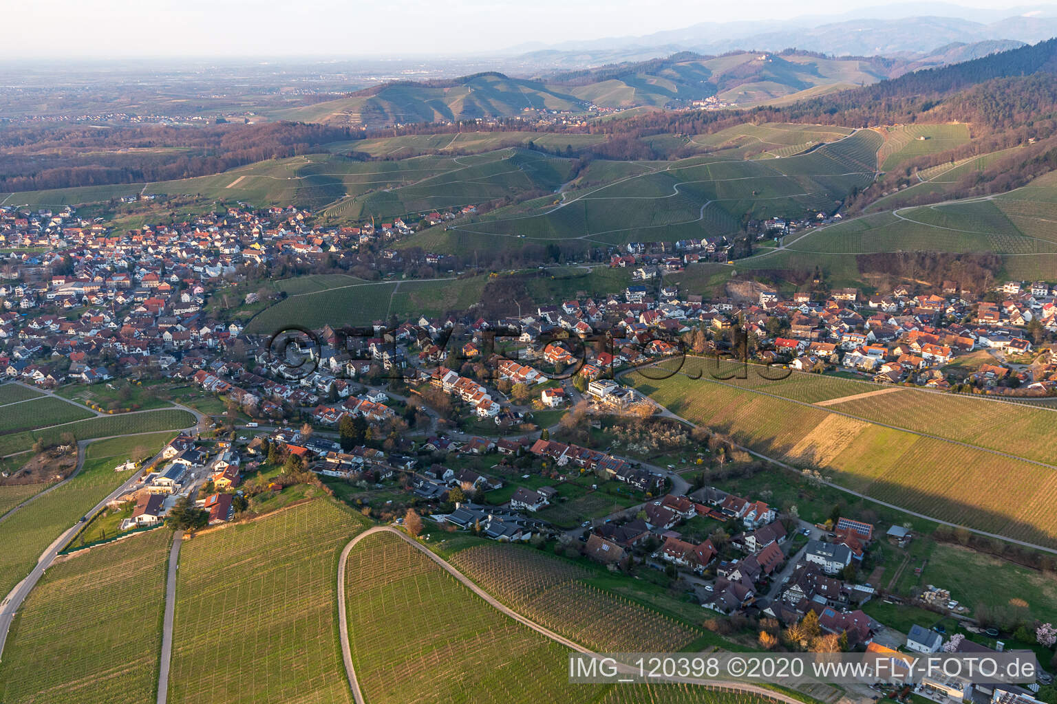 Dorf - Ansicht am Rande von Weinbergen und Winzer- Gütern in Fessenbach im Ortsteil Zell in Offenburg im Bundesland Baden-Württemberg, Deutschland