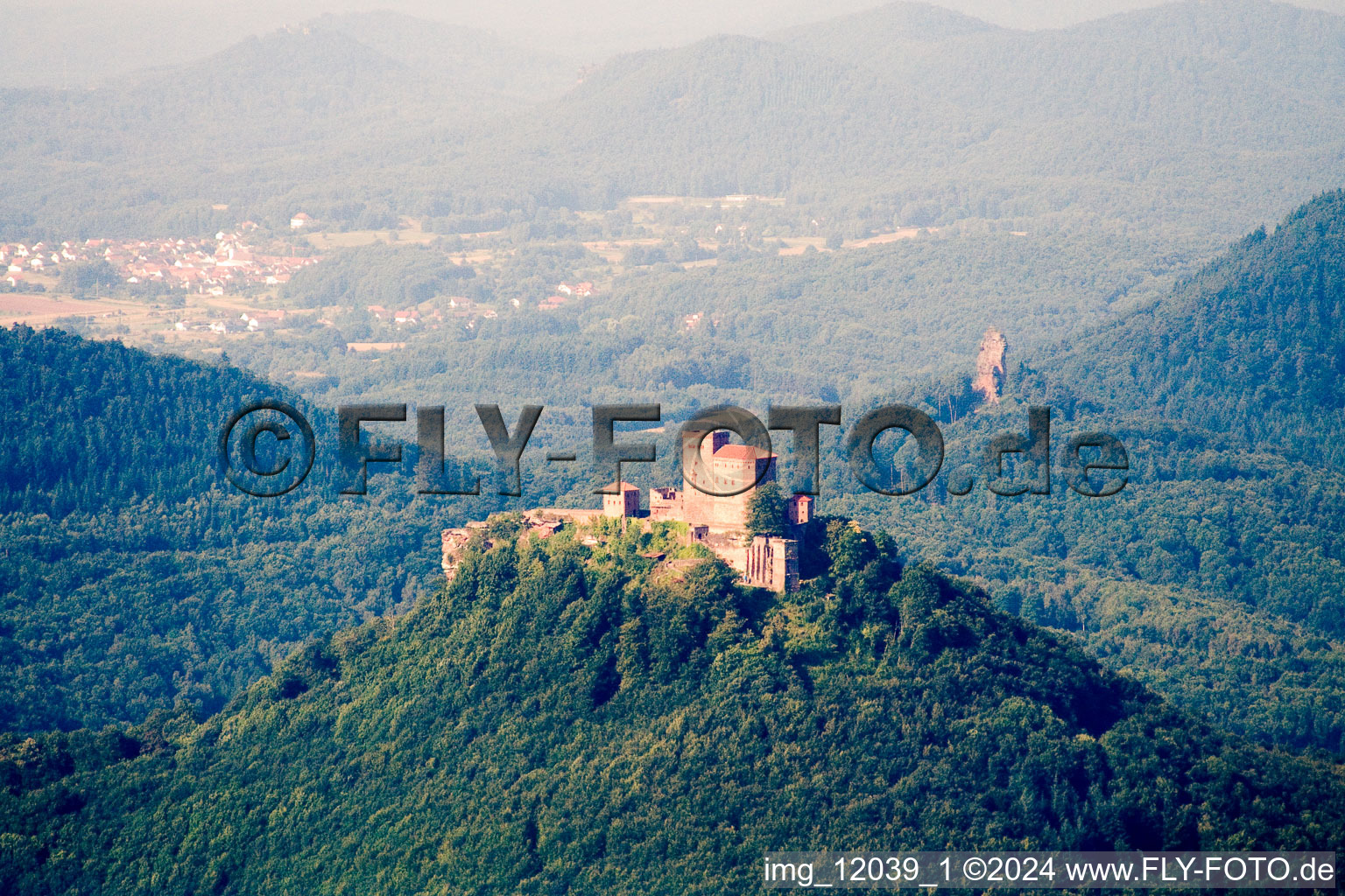Luftbild von Burganlage der Burg Trifels in Annweiler am Trifels im Bundesland Rheinland-Pfalz, Deutschland