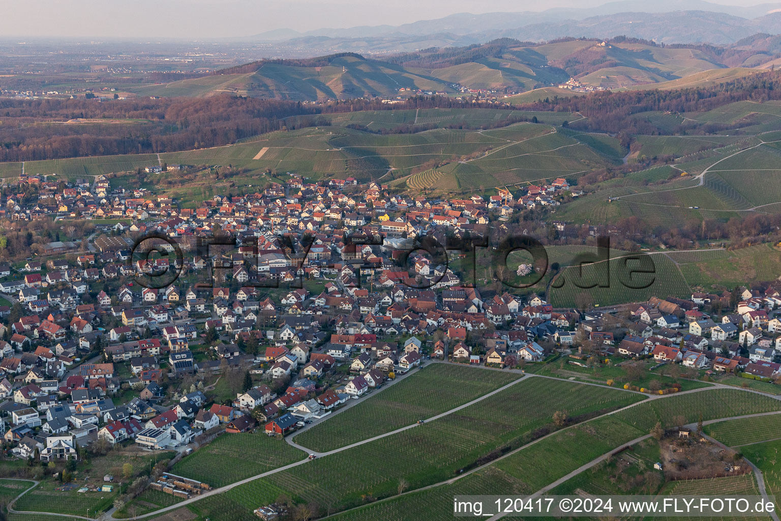 Ortsansicht der Straßen und Häuser der Wohngebiete in Zell-Weierbach in Offenburg im Bundesland Baden-Württemberg, Deutschland