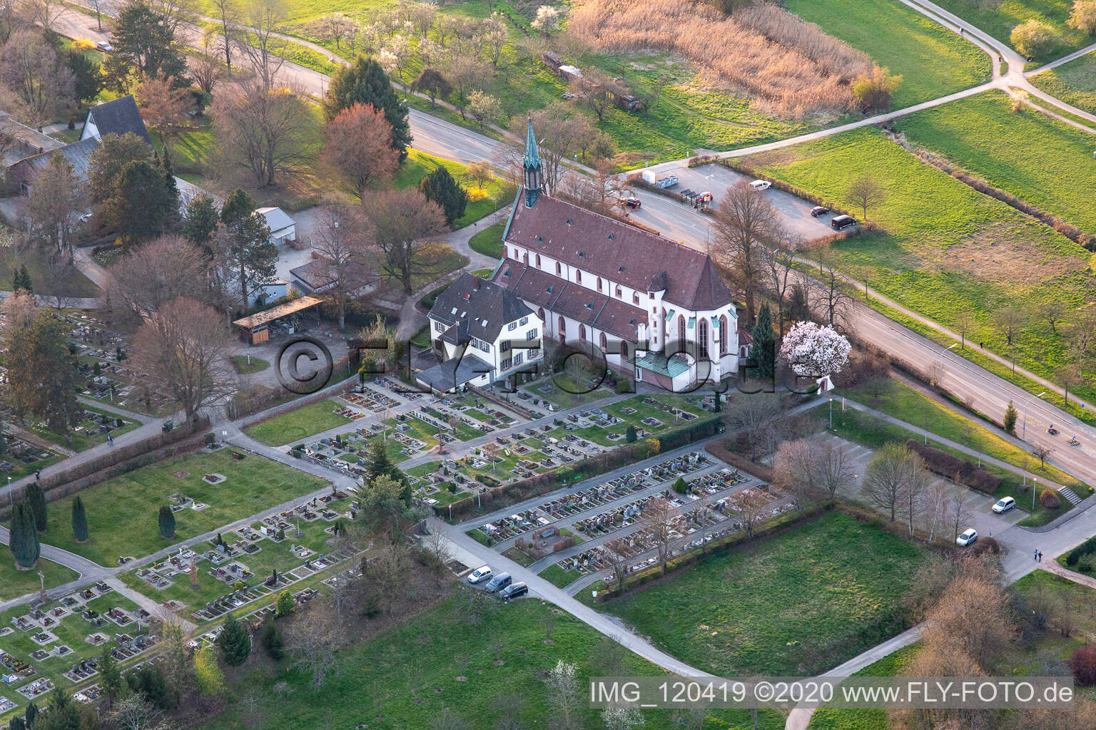 Grabreihen auf dem Gelände des Friedhofes der Weingartenkirche in Offenburg im Ortsteil Zell im Bundesland Baden-Württemberg, Deutschland