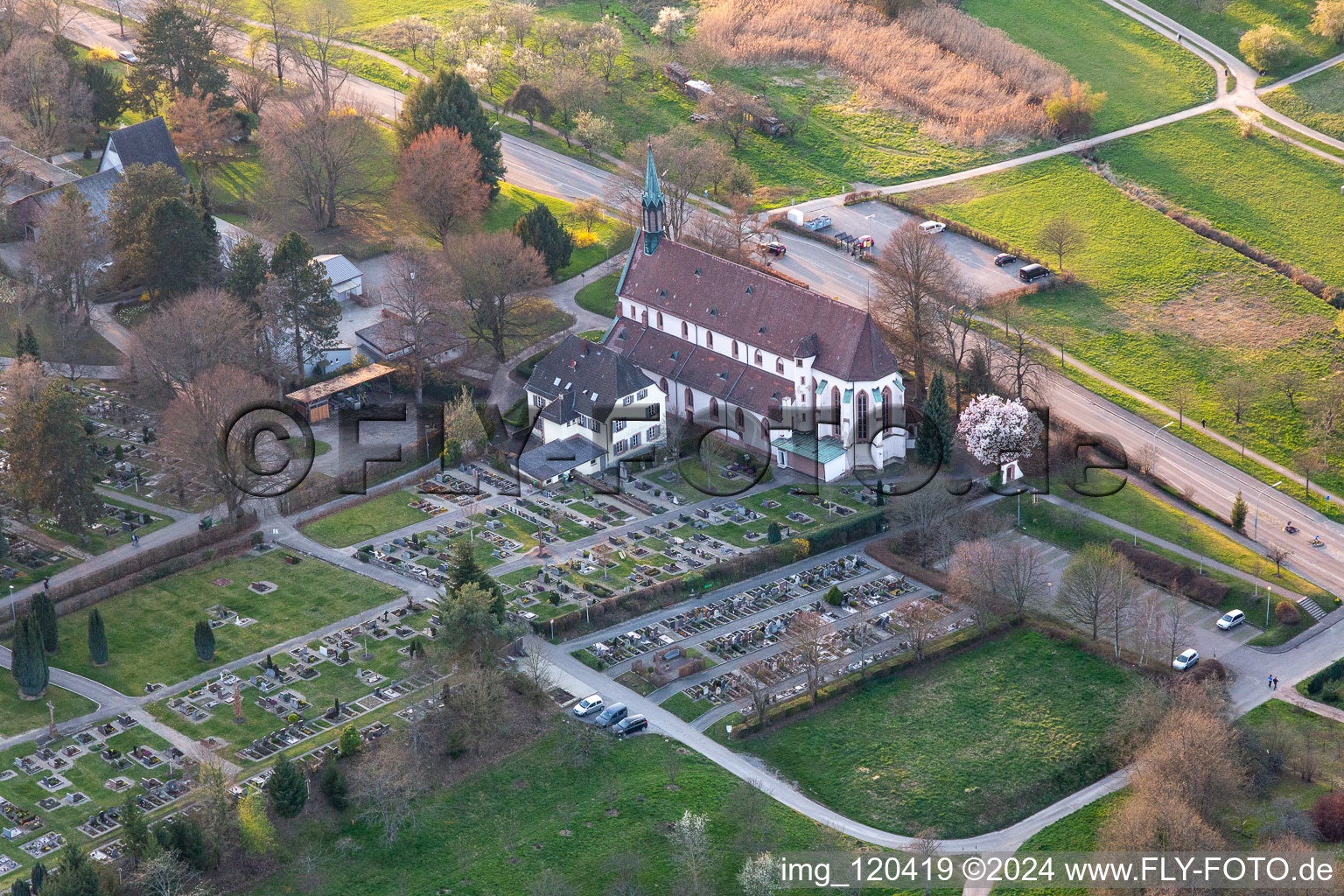 Grabreihen auf dem Gelände des Friedhofes der Weingartenkirche in Offenburg im Ortsteil Zell im Bundesland Baden-Württemberg, Deutschland