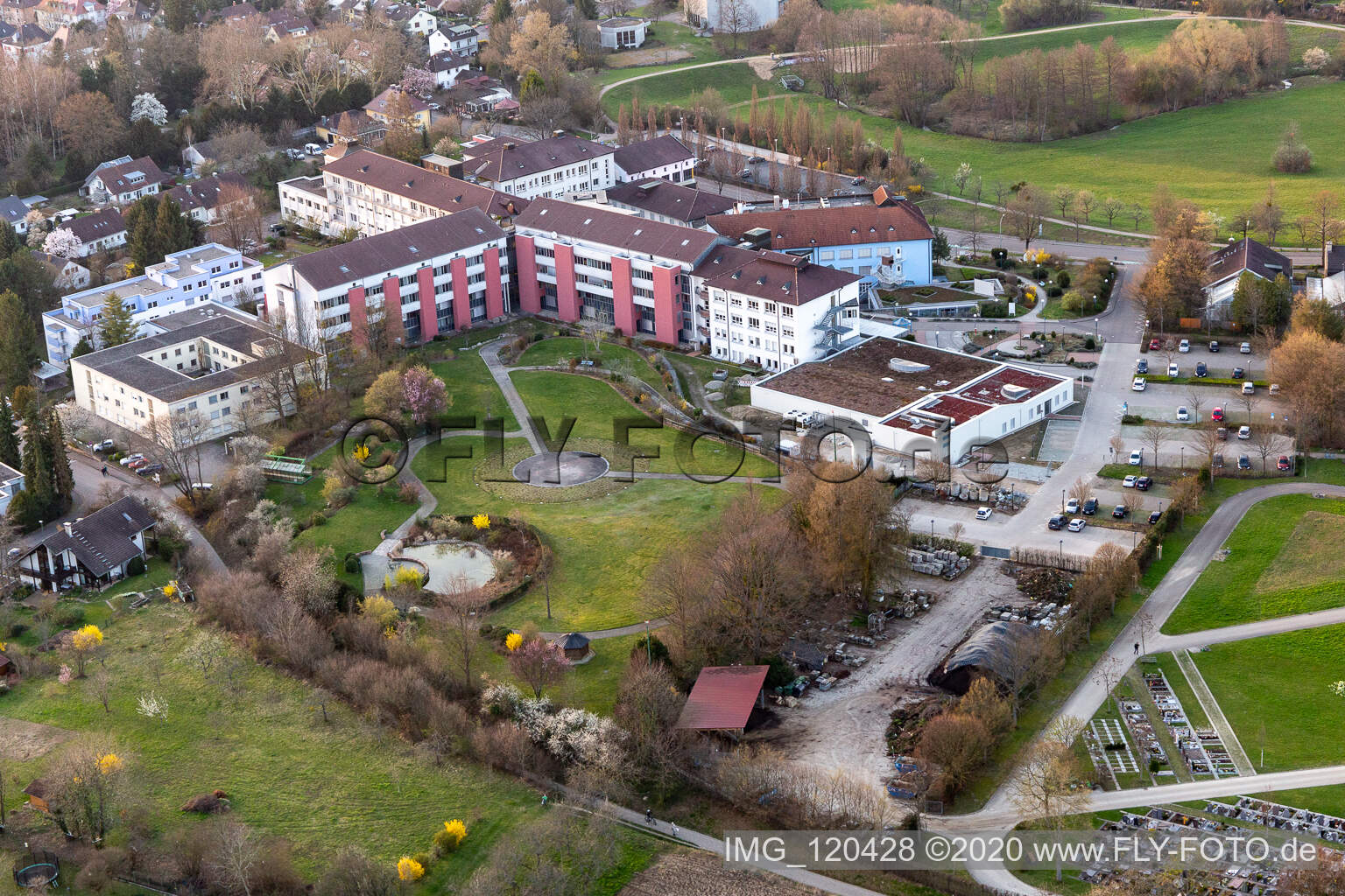 Luftbild von Klinikgelände des Krankenhauses Ortenau Klinikum Offenburg-Kehl Standort St. Josefsklinik in Offenburg im Bundesland Baden-Württemberg, Deutschland