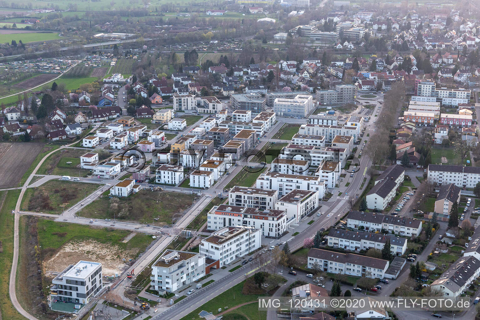 Baustelle eines Neubau- Wohngebietes der Reihenhaus- Siedlung Im Seidenfaden in Offenburg im Bundesland Baden-Württemberg, Deutschland