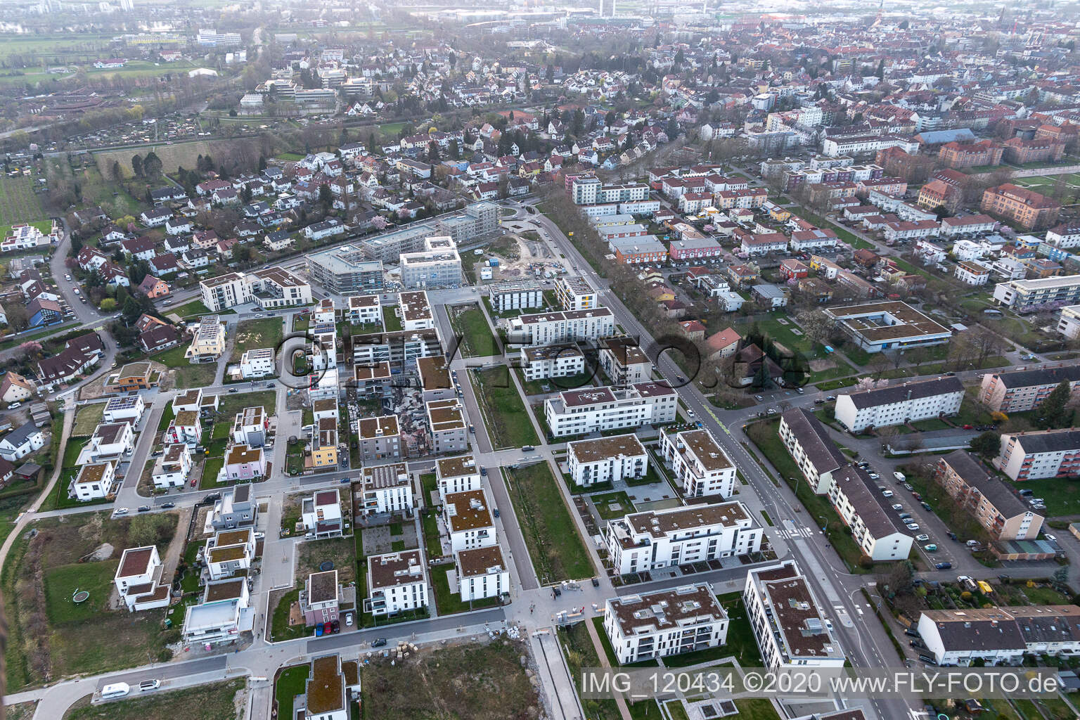 Luftbild von Baustelle eines Neubau- Wohngebietes der Reihenhaus- Siedlung Im Seidenfaden in Offenburg im Bundesland Baden-Württemberg, Deutschland