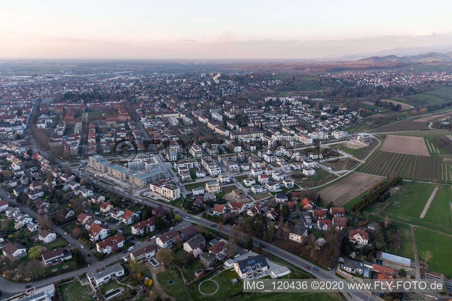 Luftaufnahme von Baustelle eines Neubau- Wohngebietes der Reihenhaus- Siedlung Im Seidenfaden in Offenburg im Bundesland Baden-Württemberg, Deutschland