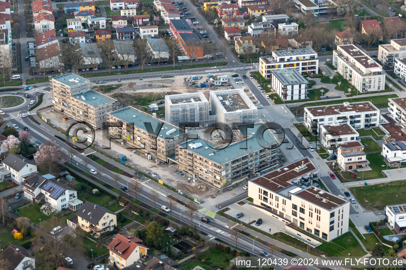 Schrägluftbild von Baustelle eines Neubau- Wohngebietes der Reihenhaus- Siedlung Im Seidenfaden in Offenburg im Bundesland Baden-Württemberg, Deutschland