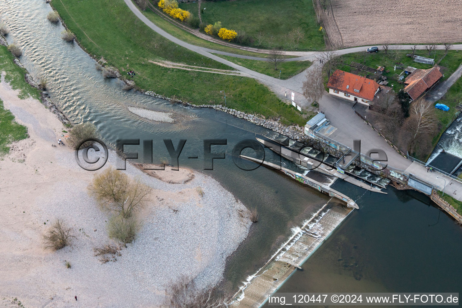 Staustufe am Ufer des Flußverlauf der Kinzig mit Raststätte Am großen Deich im Ortsteil Elgersweier in Offenburg im Bundesland Baden-Württemberg, Deutschland