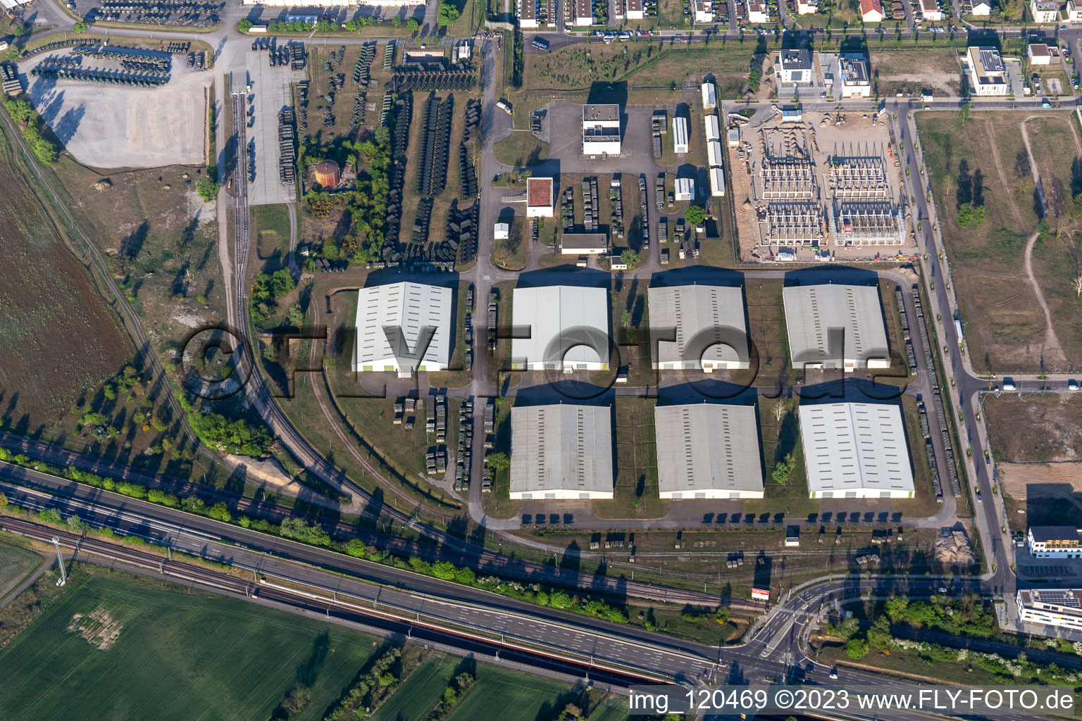 Lagerhallen und Abstellfläche der Bundeswehr- Militär- Depot im Ortsteil Neureut in Karlsruhe im Bundesland Baden-Württemberg, Deutschland