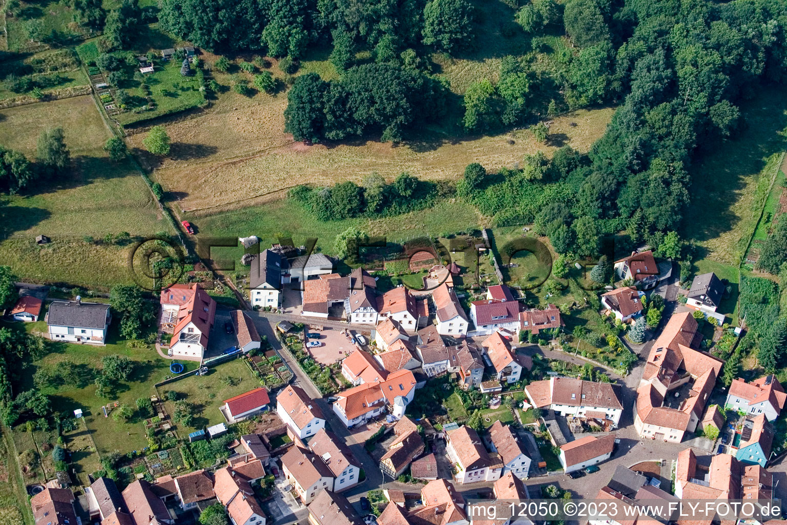 Drohnenaufname von Ortsteil Gräfenhausen in Annweiler am Trifels im Bundesland Rheinland-Pfalz, Deutschland