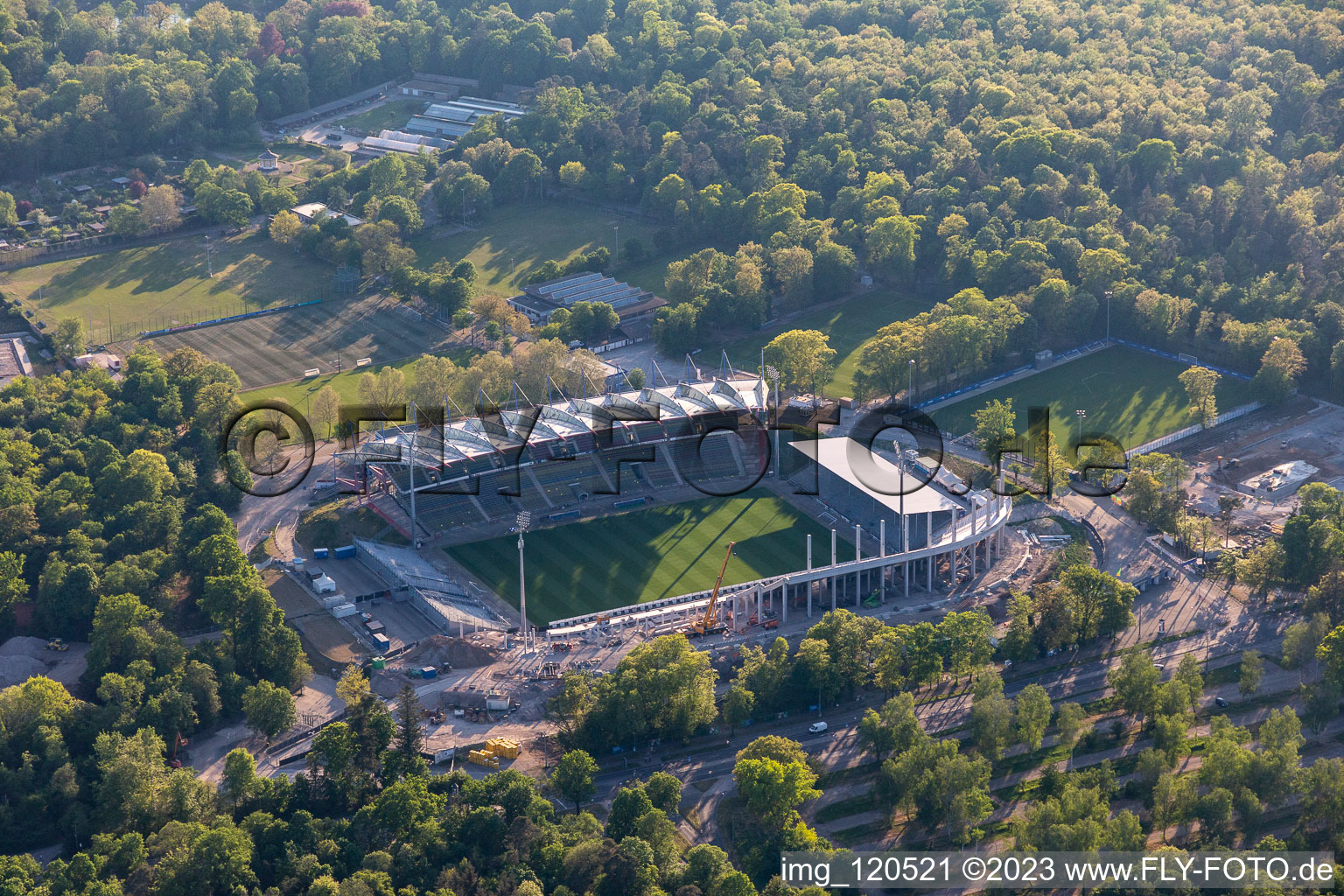Luftbild von Umbau Wildparkstadion des KSC im Ortsteil Innenstadt-Ost in Karlsruhe im Bundesland Baden-Württemberg, Deutschland