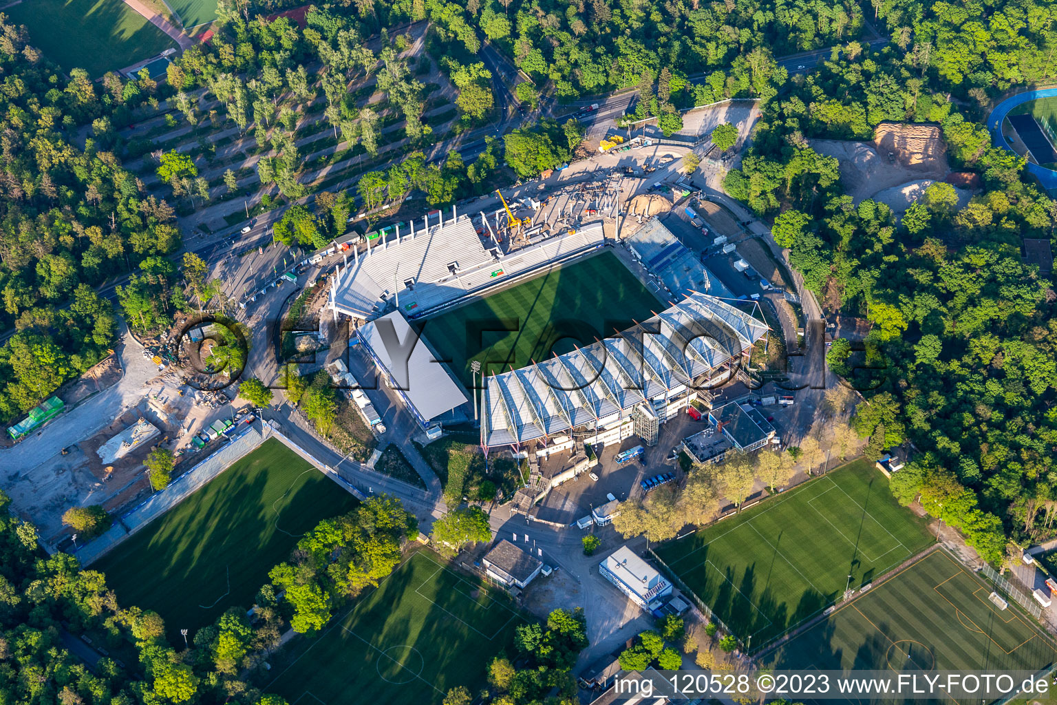 Luftaufnahme von Umbau Wildparkstadion des KSC im Ortsteil Innenstadt-Ost in Karlsruhe im Bundesland Baden-Württemberg, Deutschland