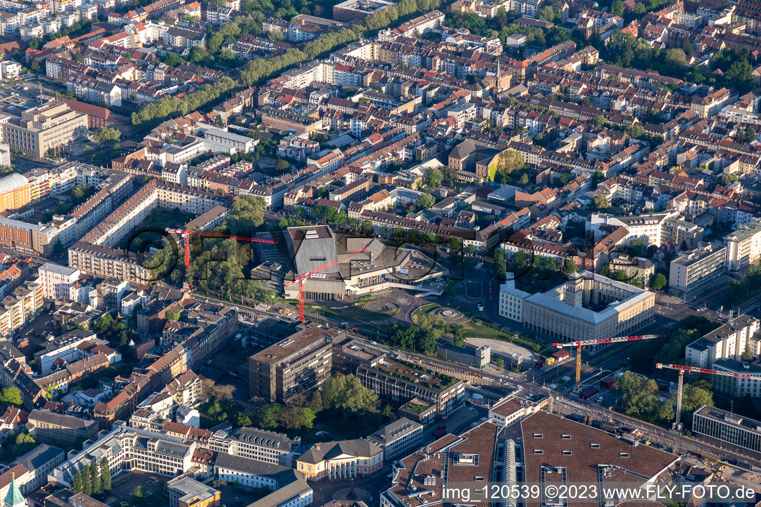 Luftbild von Ettlinger Tor mit ETC und Badisches Staatstheater im Ortsteil Innenstadt-Ost in Karlsruhe im Bundesland Baden-Württemberg, Deutschland