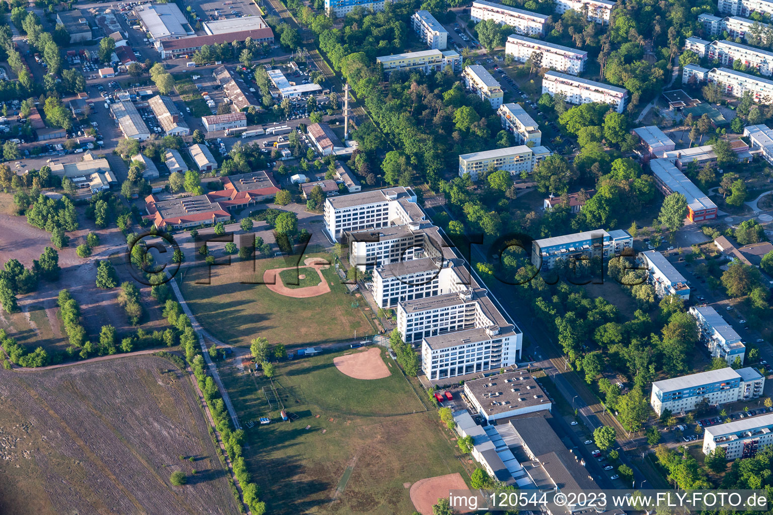Duale Hochschule in der Erzbergerstraße im Ortsteil Nordstadt in Karlsruhe im Bundesland Baden-Württemberg, Deutschland