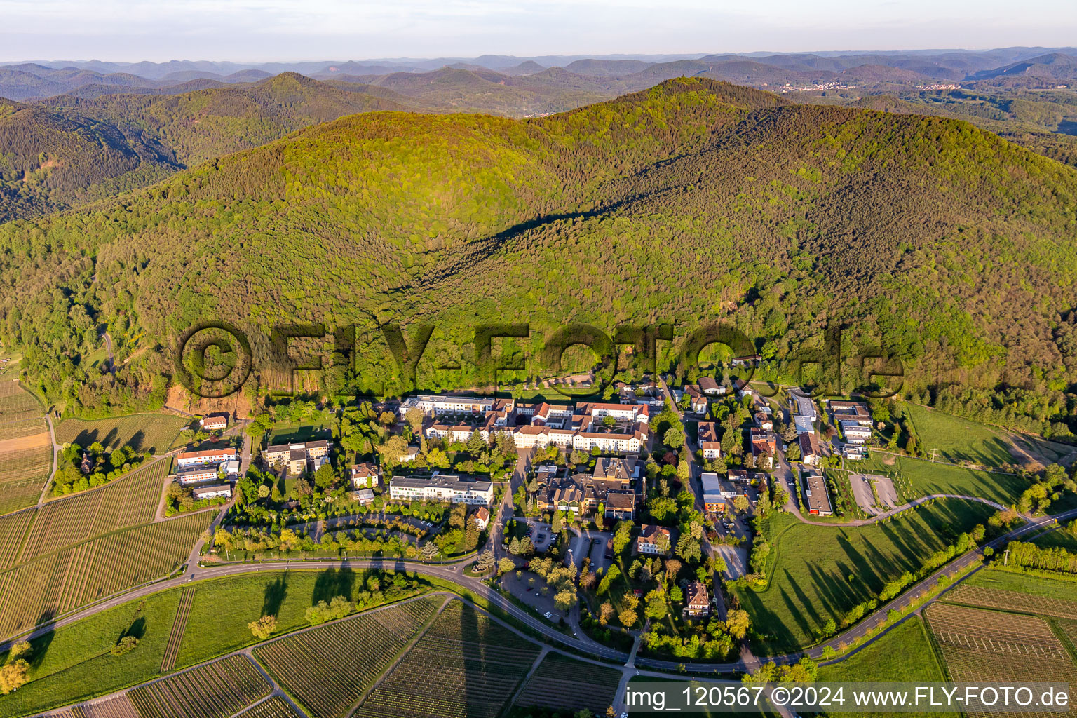 Luftaufnahme von Pfalzklinik Landeck in Klingenmünster im Bundesland Rheinland-Pfalz, Deutschland