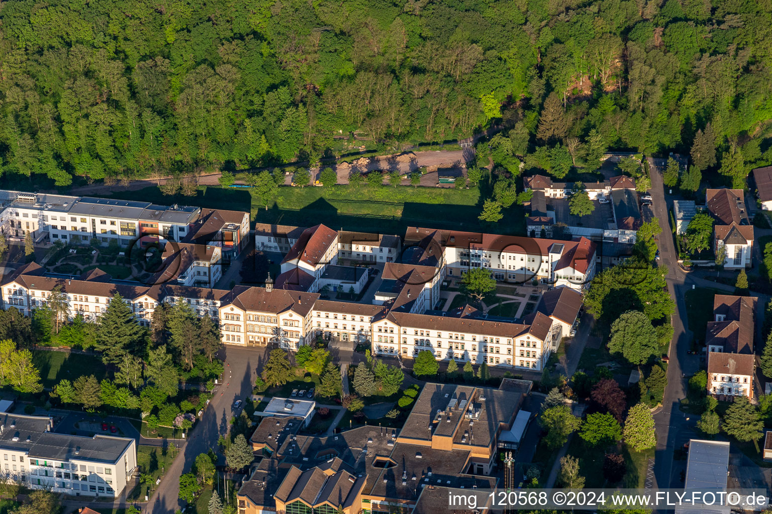 Schrägluftbild von Pfalzklinik Landeck in Klingenmünster im Bundesland Rheinland-Pfalz, Deutschland