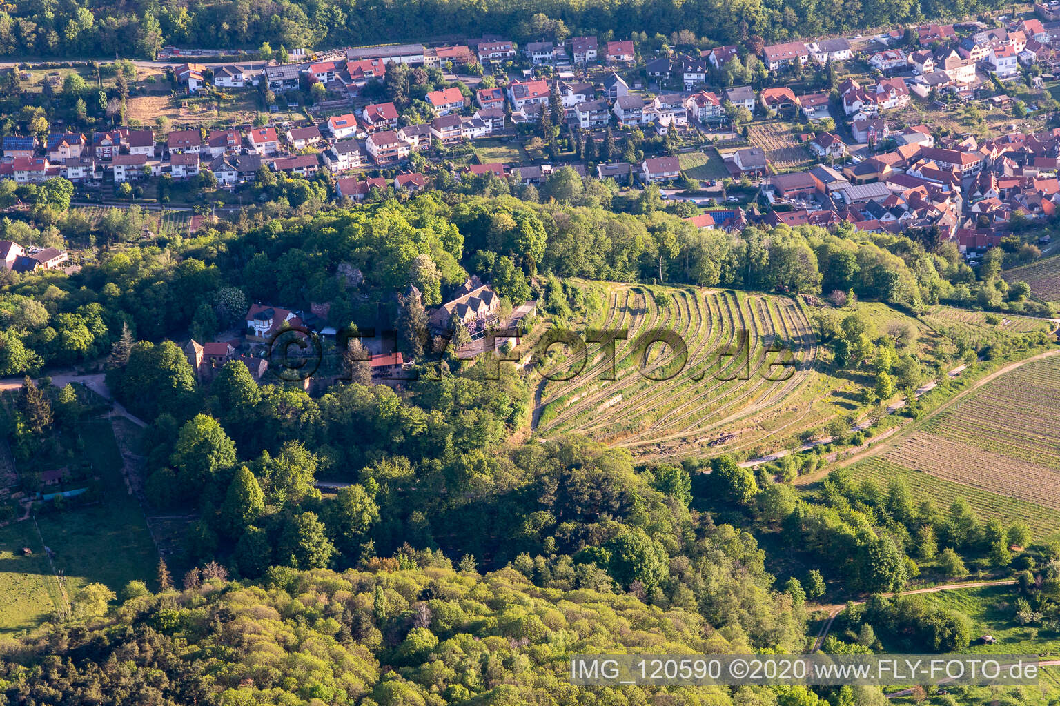Luftbild von Schloß Kropsburg in Sankt Martin im Bundesland Rheinland-Pfalz, Deutschland