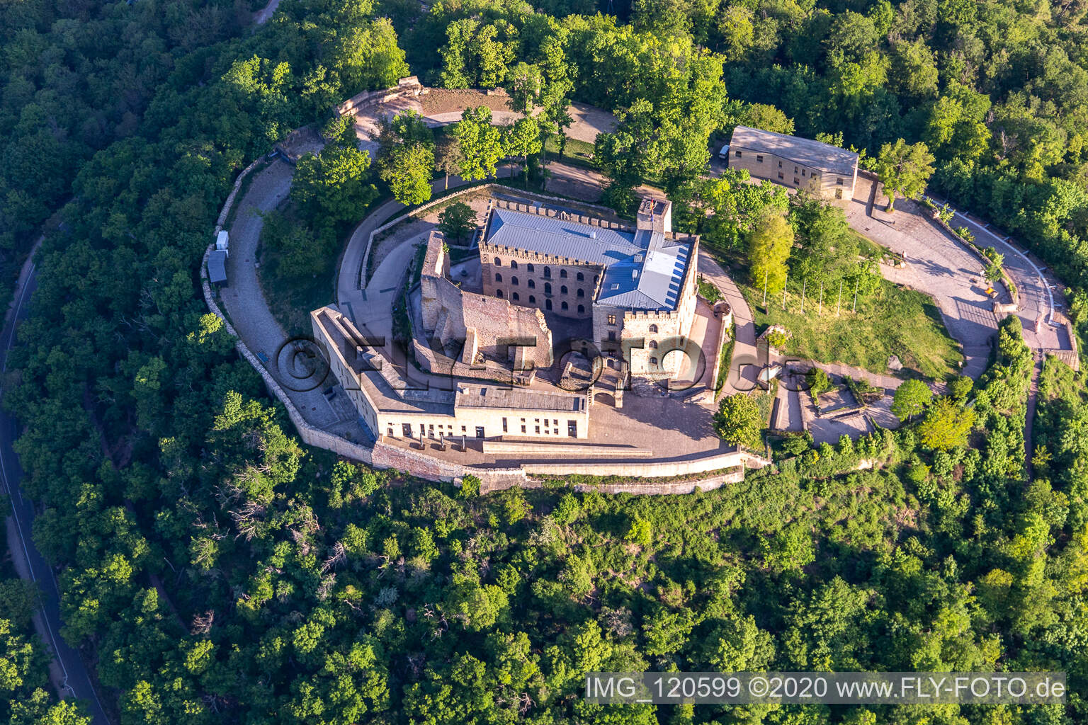 Luftbild von Burganlage des " Hambacher Schloss " in Neustadt an der Weinstraße im Ortsteil Diedesfeld im Bundesland Rheinland-Pfalz, Deutschland