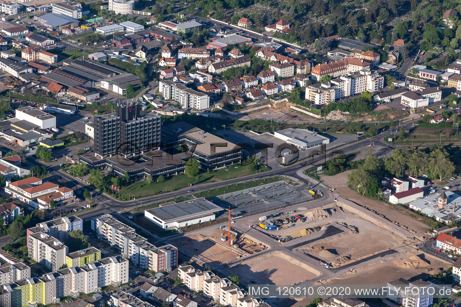 Luftbild von Baustelle vor Deutsche Telekom in Neustadt an der Weinstraße im Bundesland Rheinland-Pfalz, Deutschland