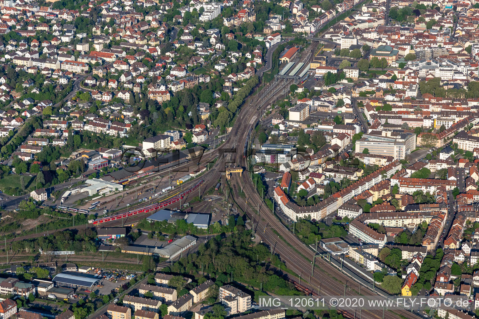 Streckenführung der Bahn- Kreuzung der Schienen- und Gleisanlagen der Deutschen Bahn in Neustadt an der Weinstraße im Bundesland Rheinland-Pfalz, Deutschland