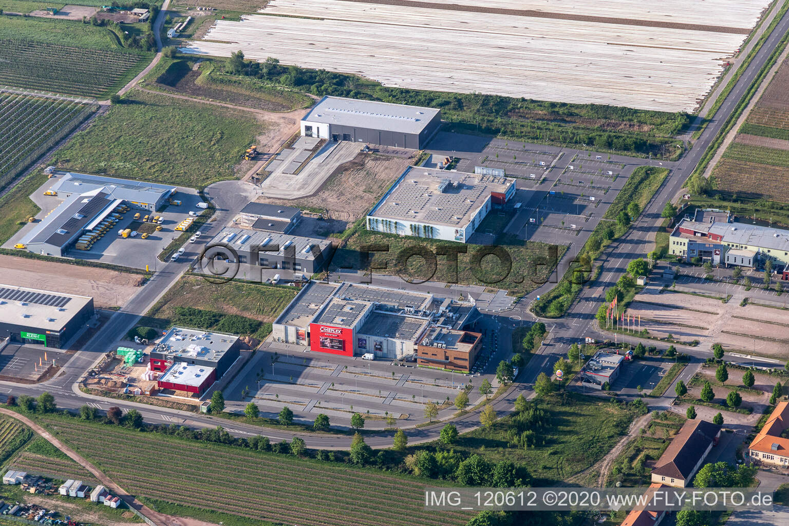 Luftbild von Cineplex in Neustadt an der Weinstraße im Bundesland Rheinland-Pfalz, Deutschland