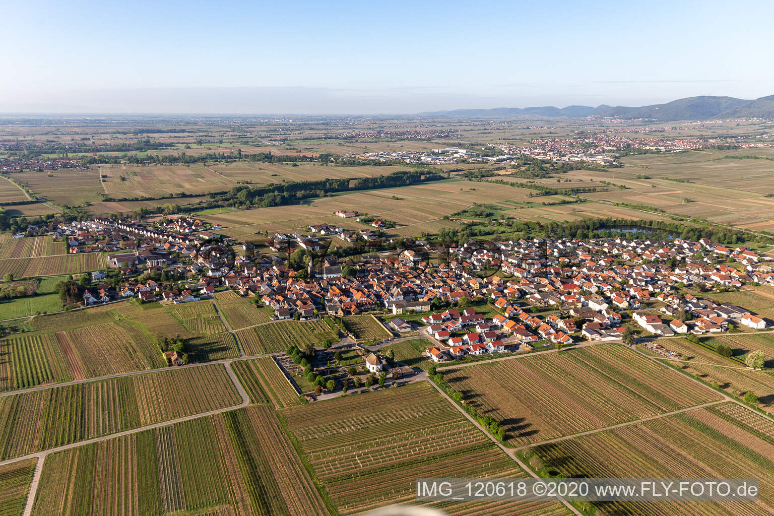 Drohnenaufname von Kirrweiler im Bundesland Rheinland-Pfalz, Deutschland