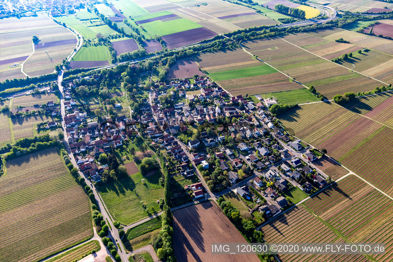 Drohnenbild von Knöringen im Bundesland Rheinland-Pfalz, Deutschland