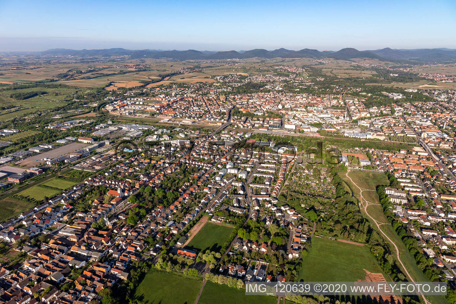 Stadtgebiet mit Außenbezirken und Innenstadtbereich in Landau in der Pfalz im Ortsteil Queichheim im Bundesland Rheinland-Pfalz, Deutschland