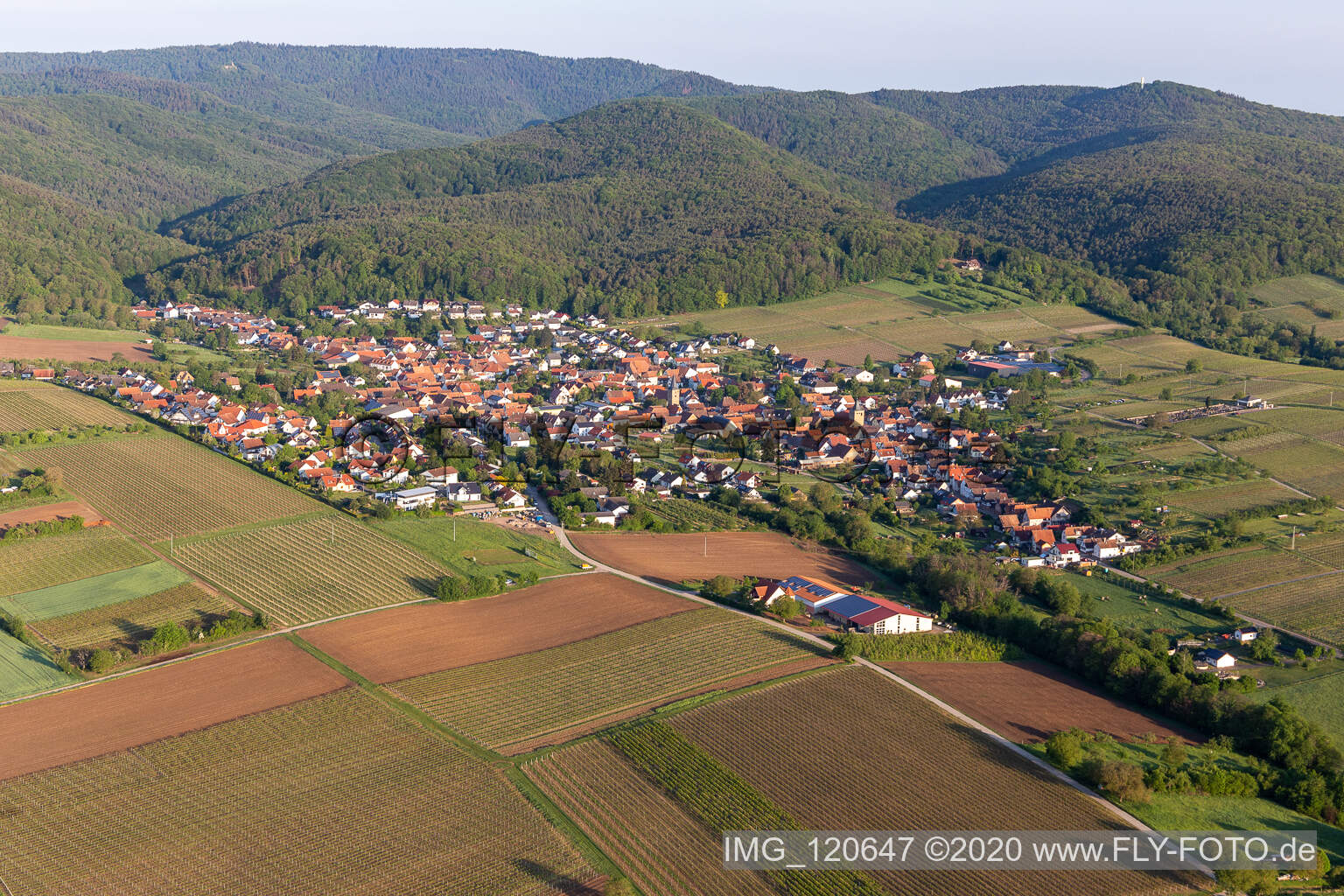 Drohnenaufname von Oberotterbach im Bundesland Rheinland-Pfalz, Deutschland