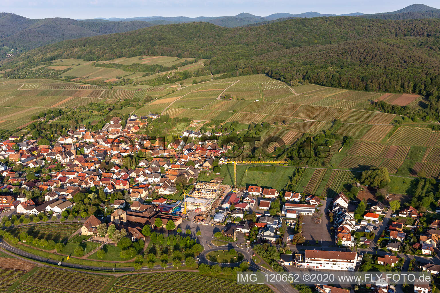 Luftbild von Neubau hinter dem Weintor in Schweigen in Schweigen-Rechtenbach im Bundesland Rheinland-Pfalz, Deutschland