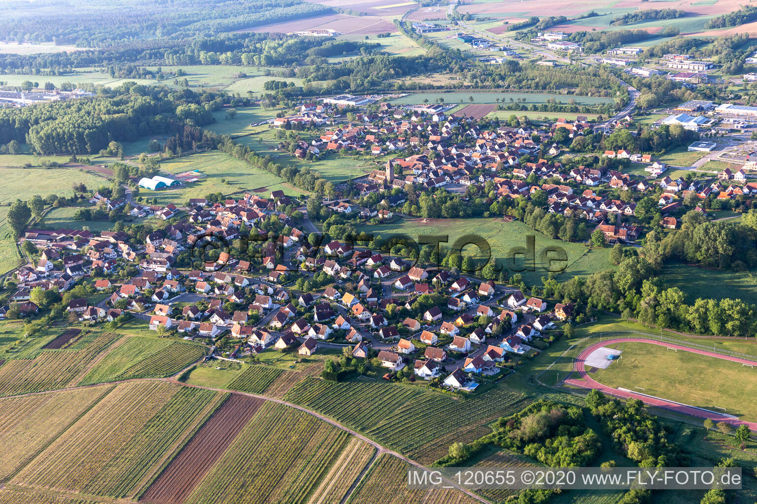 Altenstadt im Bundesland Bas-Rhin, Frankreich aus der Drohnenperspektive