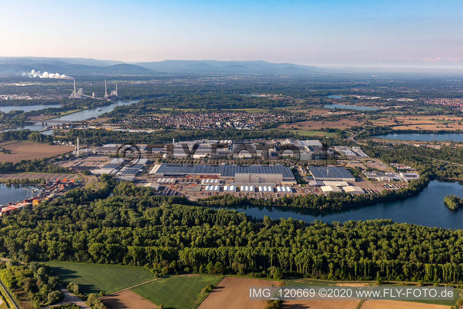 Daimler Automobilwerk Wörth in Wörth am Rhein im Bundesland Rheinland-Pfalz, Deutschland