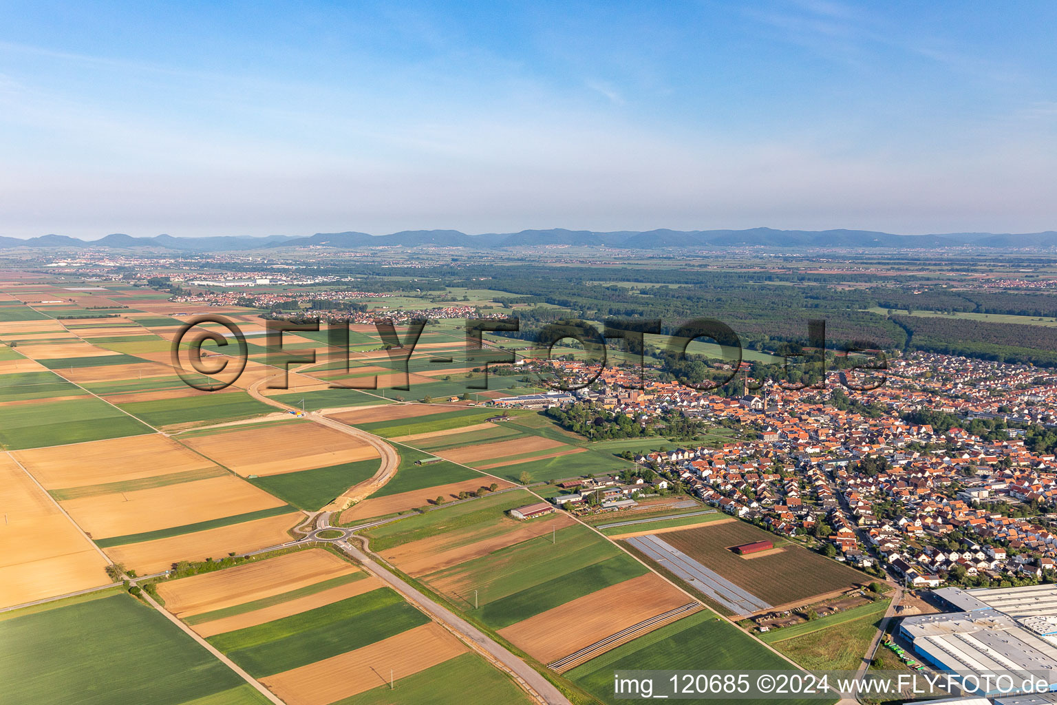 Bellheim im Bundesland Rheinland-Pfalz, Deutschland aus der Vogelperspektive