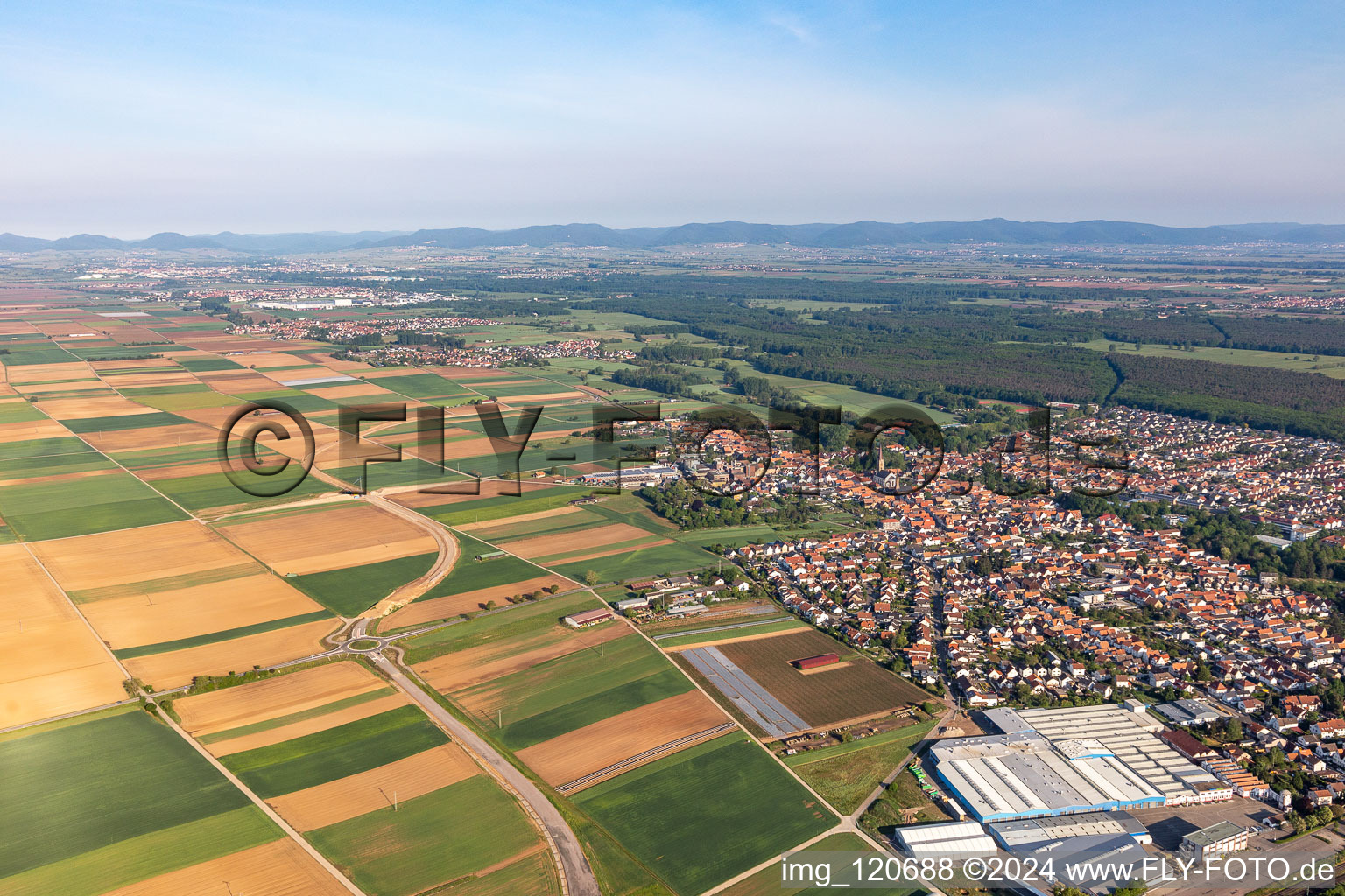 Ortsansicht der Straßen und Häuser der Wohngebiete in Bellheim im Bundesland Rheinland-Pfalz, Deutschland