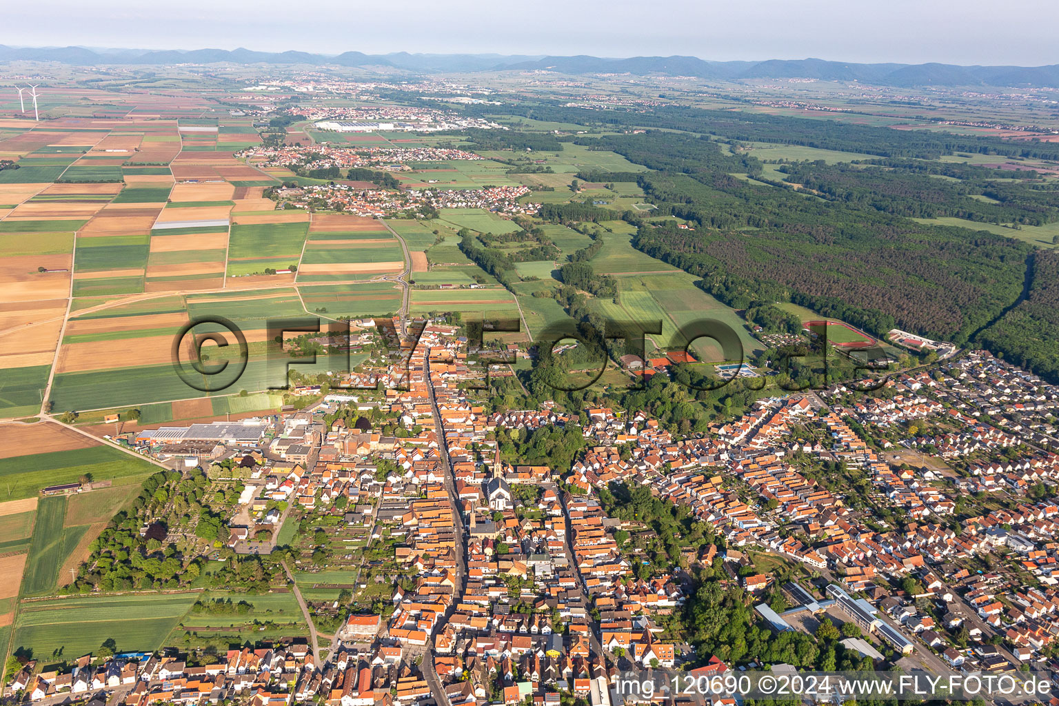 Bellheim im Bundesland Rheinland-Pfalz, Deutschland aus der Drohnenperspektive