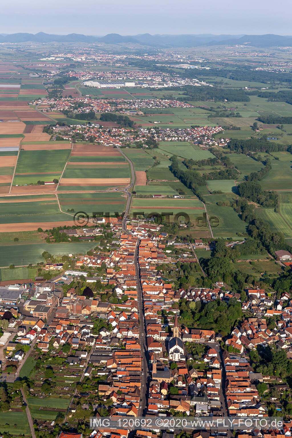 Luftbild von Ortsansicht der Straßen und Häuser der Wohngebiete in Bellheim im Bundesland Rheinland-Pfalz, Deutschland