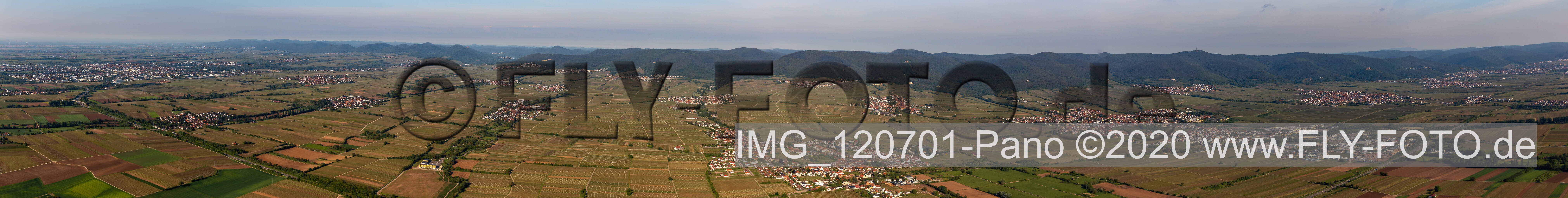 Panorama Perspektive Ortsansicht der Straßen und Häuser der Wohngebiete Edesheim und Edenkoben im Bundesland Rheinland-Pfalz, Deutschland