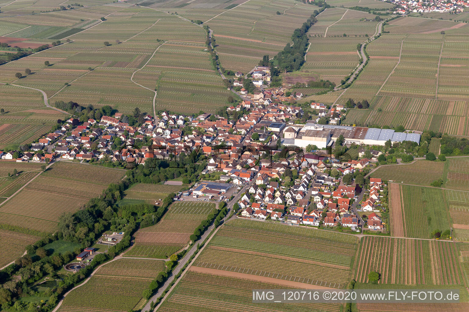 Böchingen im Bundesland Rheinland-Pfalz, Deutschland von der Drohne aus gesehen