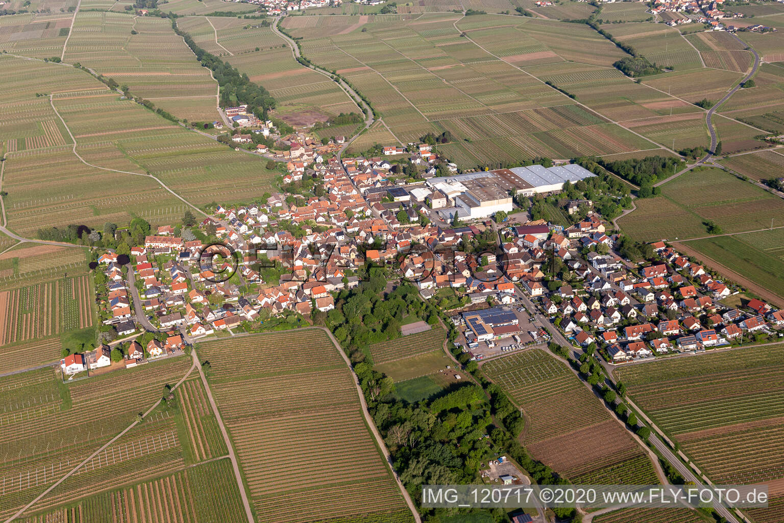 Ortsansicht der Straßen und Häuser der Wohngebiete in Böchingen im Bundesland Rheinland-Pfalz, Deutschland