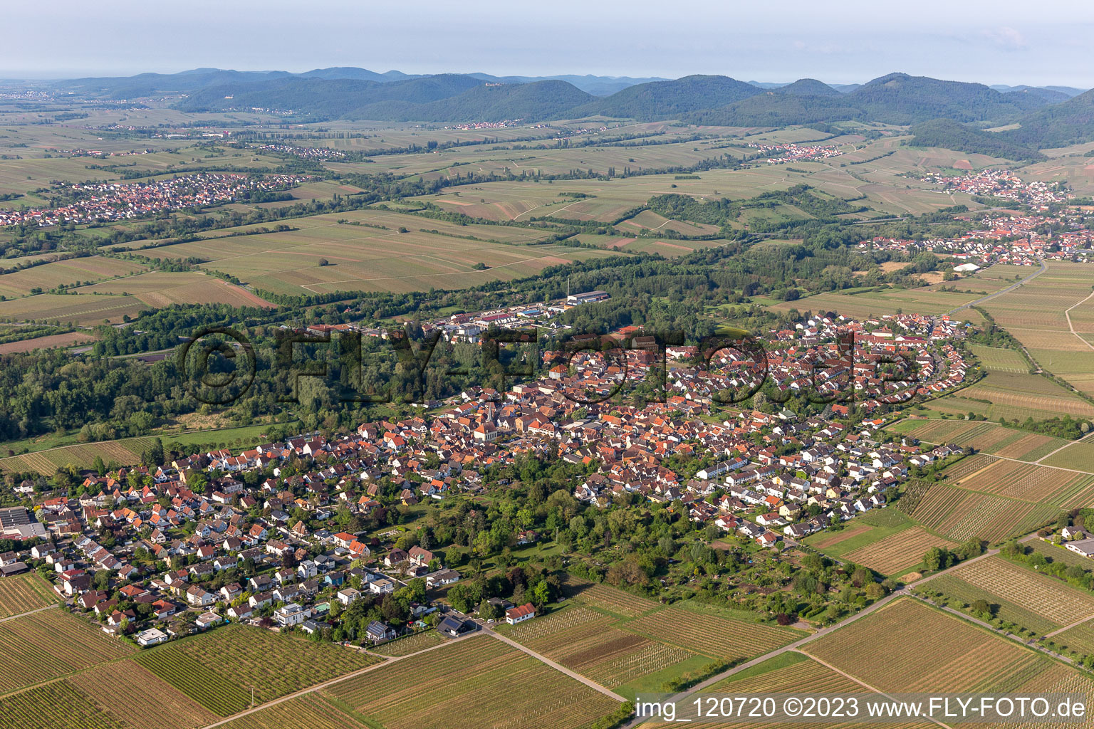 Ortsteil Godramstein in Landau in der Pfalz im Bundesland Rheinland-Pfalz, Deutschland von der Drohne aus gesehen
