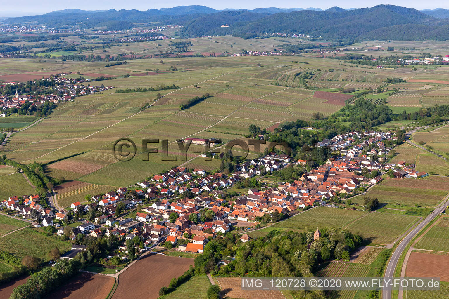 Ortsteil Wollmesheim in Landau in der Pfalz im Bundesland Rheinland-Pfalz, Deutschland aus der Vogelperspektive