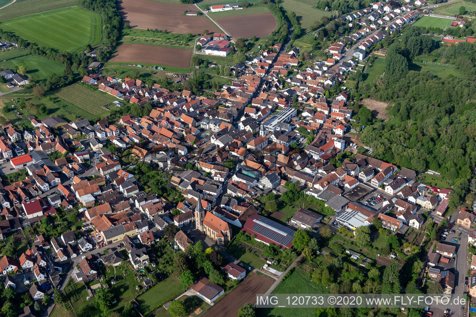 Ortsansicht der Straßen und Häuser der Wohngebiete in Ingenheim in Billigheim-Ingenheim im Bundesland Rheinland-Pfalz, Deutschland