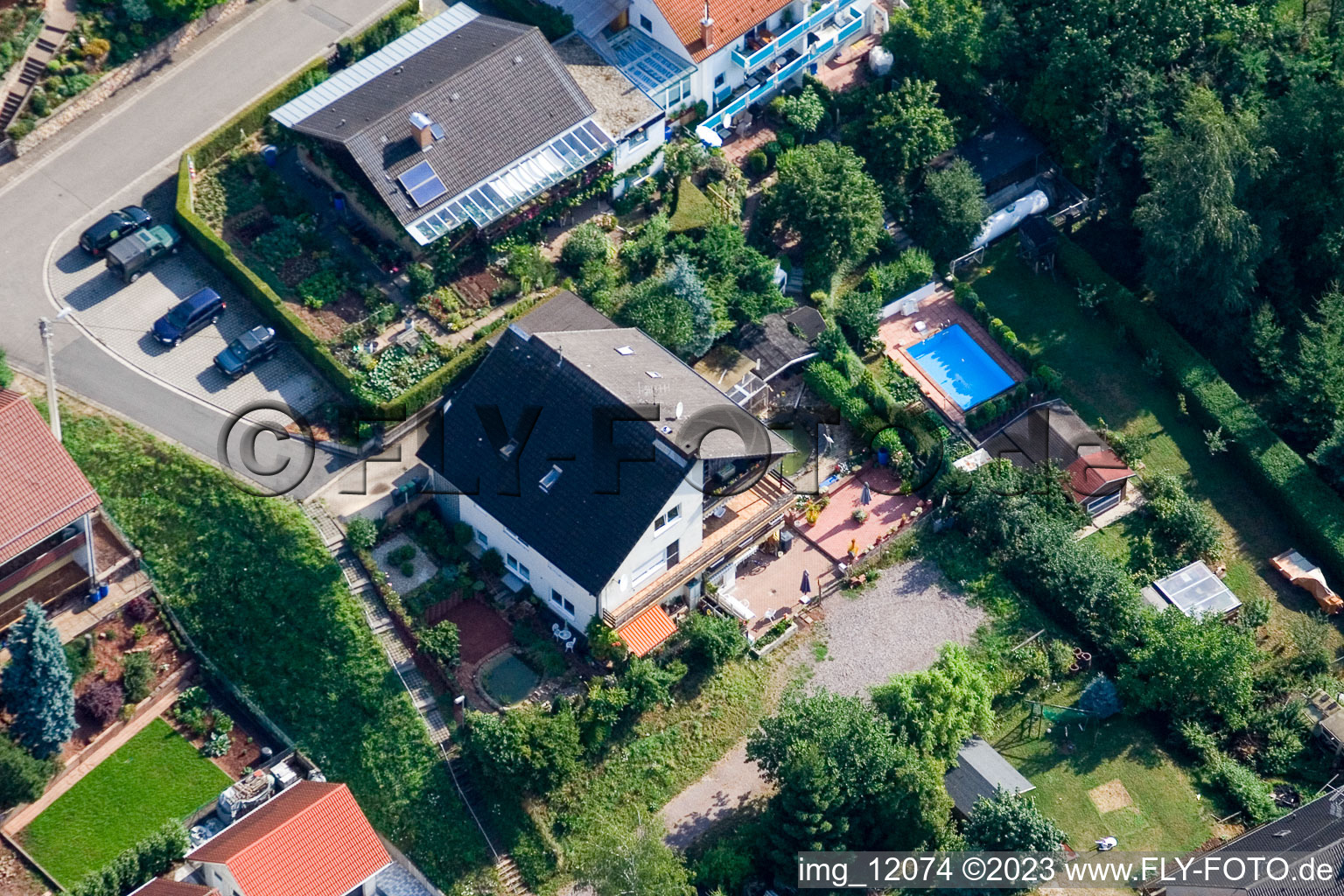 Ortsteil Gräfenhausen in Annweiler am Trifels im Bundesland Rheinland-Pfalz, Deutschland aus der Drohnenperspektive
