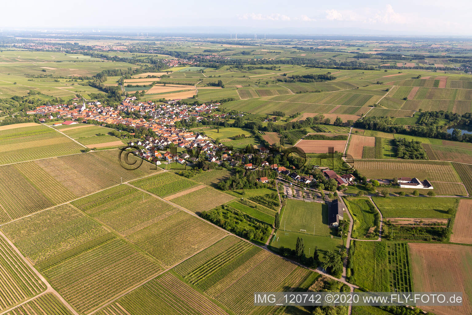 Drohnenbild von Göcklingen im Bundesland Rheinland-Pfalz, Deutschland
