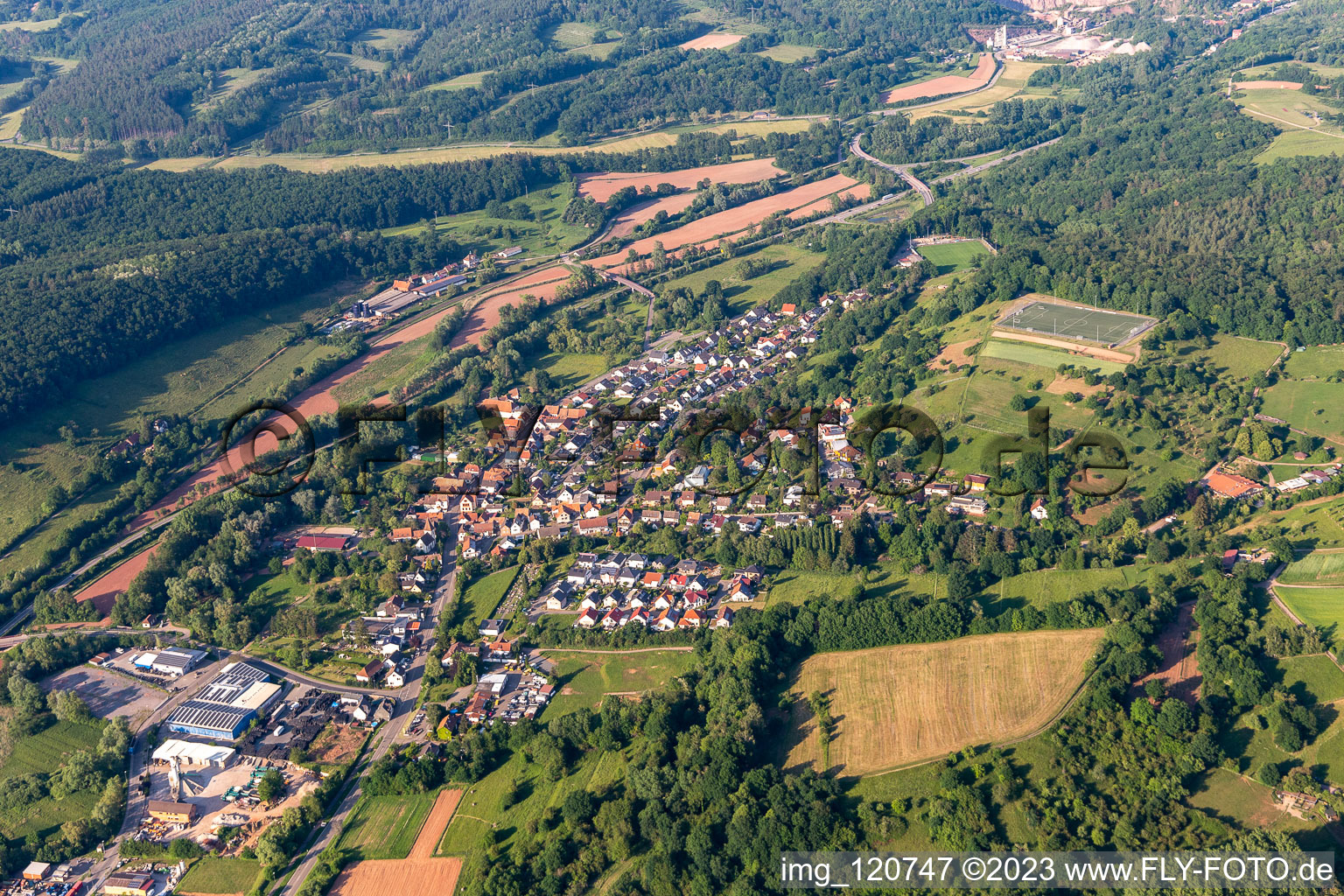 Luftaufnahme von Ortsteil Queichhambach in Annweiler am Trifels im Bundesland Rheinland-Pfalz, Deutschland